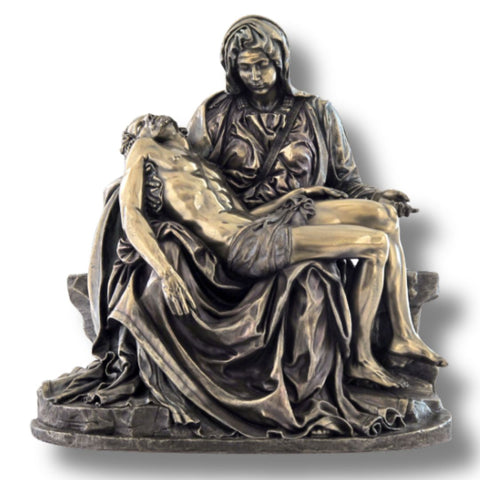 La Piedad es una obra maestra de la escultura renacentista de Miguel Ángel. Esta famosa obra representa el cuerpo de Jesús en brazos de su madre María tras la Crucifixión. Es una obra importante que equilibra los ideales renacentistas con la belleza clásica del naturalismo.
